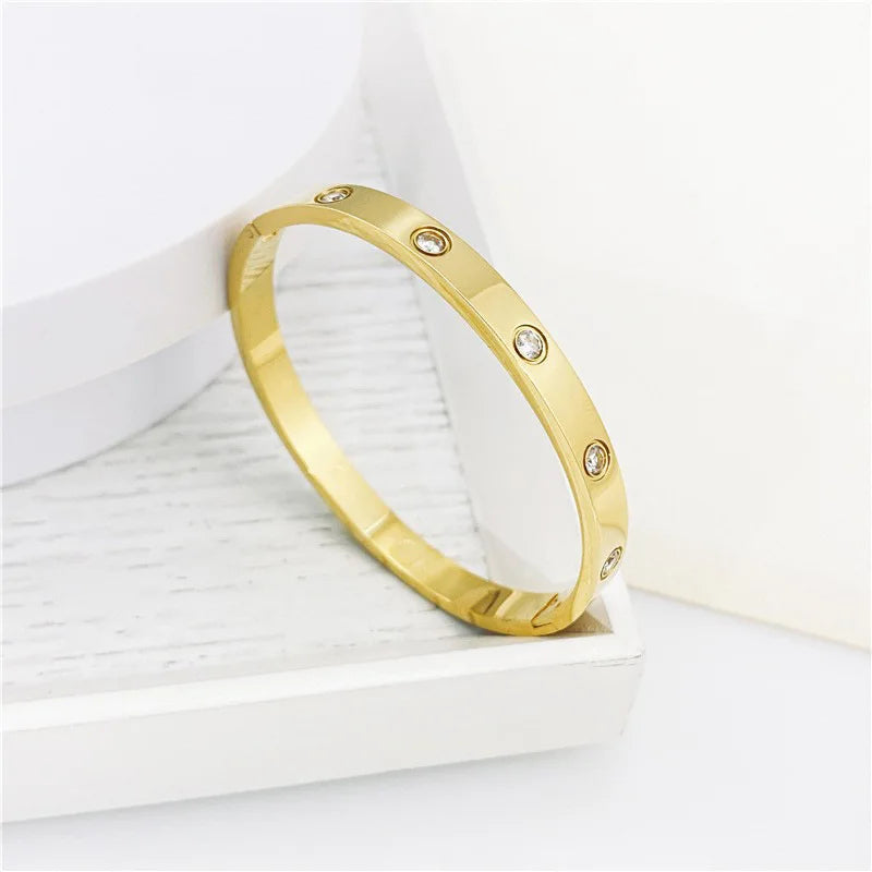 Zircon-Detail Cross Nail Nut Bangle