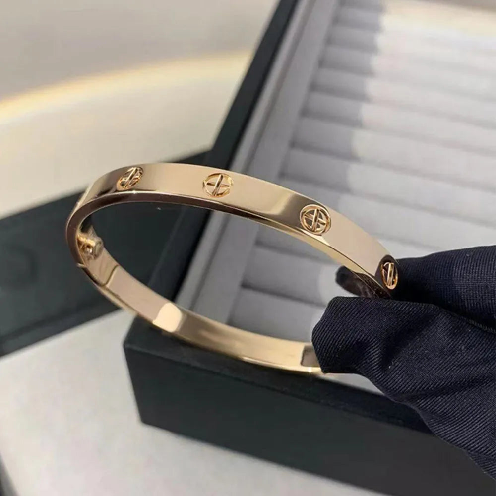 Zircon-Detail Cross Nail Nut Bangle